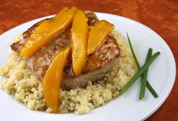 Mahi mahi with white wine and mangoes