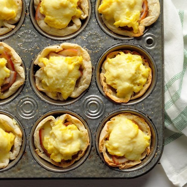 Make-ahead eggs Benedict toast cups