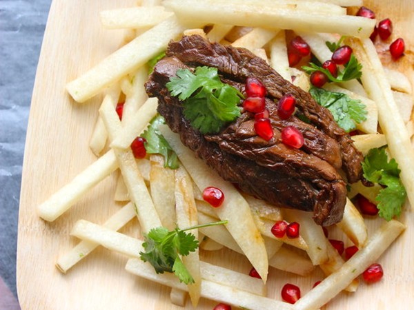 Make-ahead jicama salad with seared steak, pomegranate and cilantro
