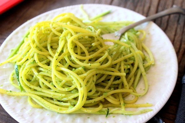 Make-ahead spaghetti with arugula jalapeño pesto and zucchini