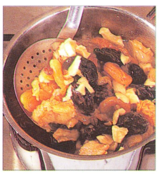 Making a dried fruit compote
