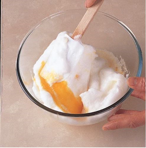 Making a soufflé omelette