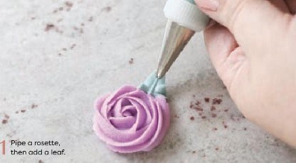 Making flowers [decorating with frosting]