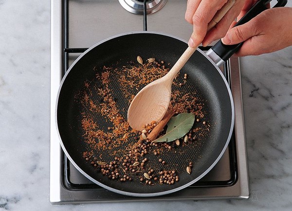 Making garam masala