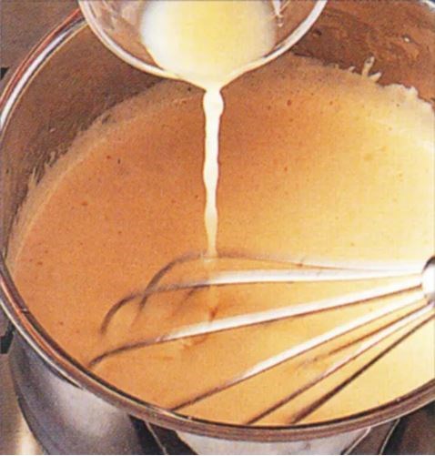 Making Hollandaise sauce