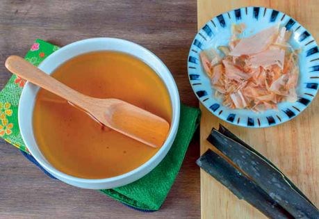 Making Japanese-style dashi fish stock