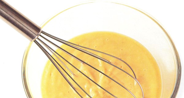 Making mayonnaise by hand