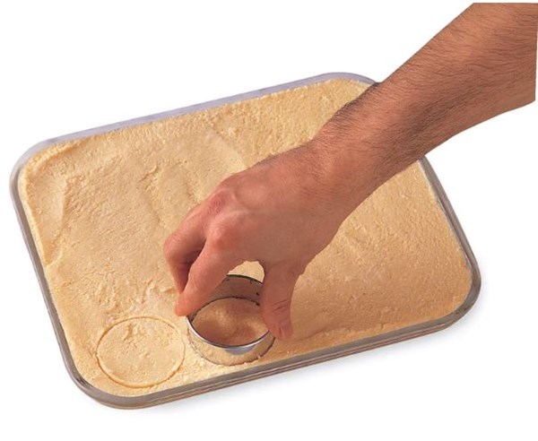 Making semolina gnocchi