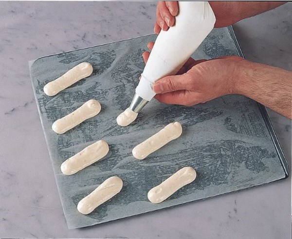 Making sponge fingers