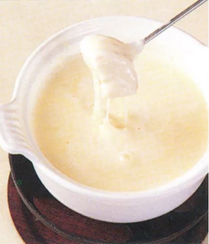 Making Swiss cheese fondue