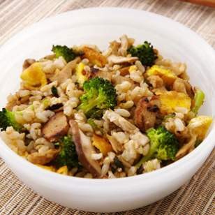 Malaysian seitan, broccoli & mushroom fried rice