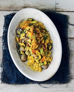 Malloreddus with clams, bottarga and zucchini flowers (Malloreddus con vongole, bottarga e fiori di zucchine)