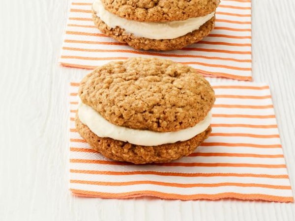 Malted oatmeal cream pies