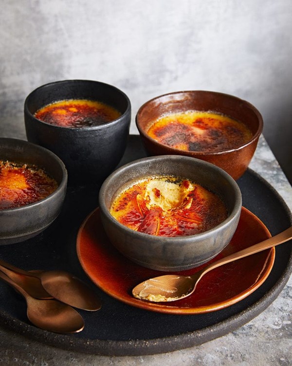 Mango and cardamom brûlées