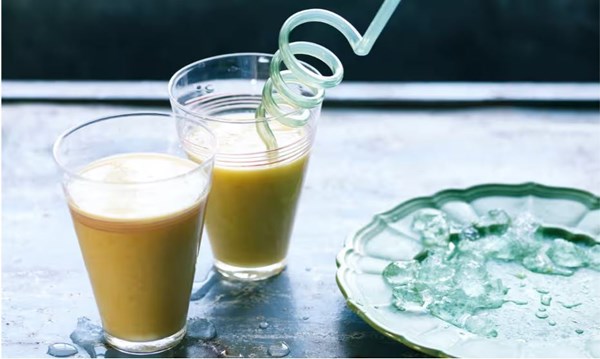Mango and cardamom lassi (Keri anna elaichi nu lassi)