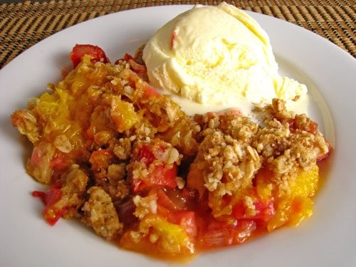 Mango and rhubarb crumble