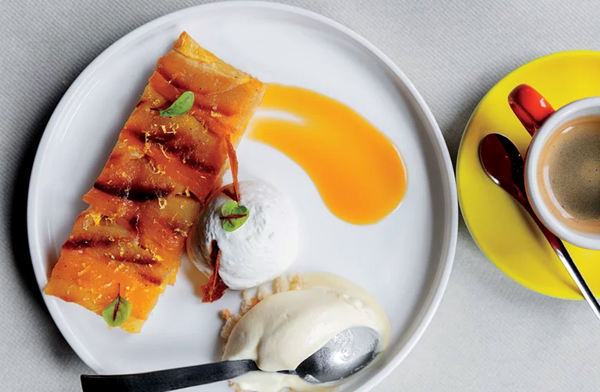 Mango-apple tarte Tatin with caramel sauce