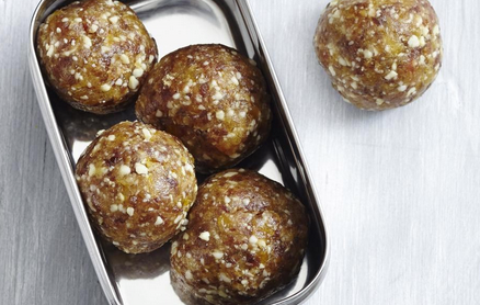 Mango-date energy bites