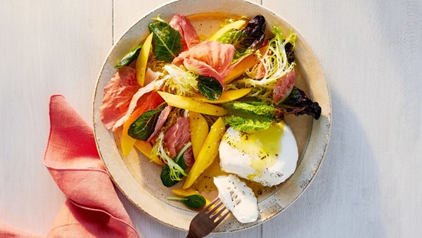 Mango-mozzarella salad