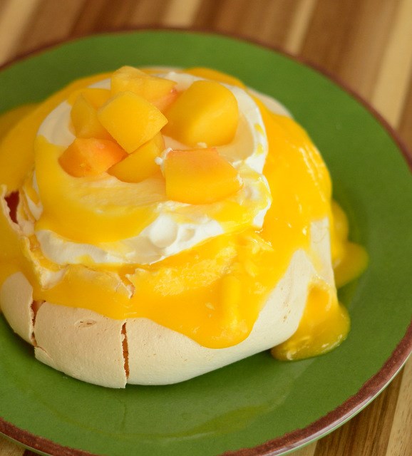 Mango Pavlovas