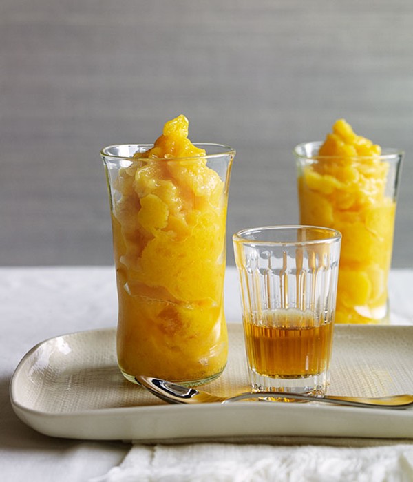 Mango slushies with rum and mint