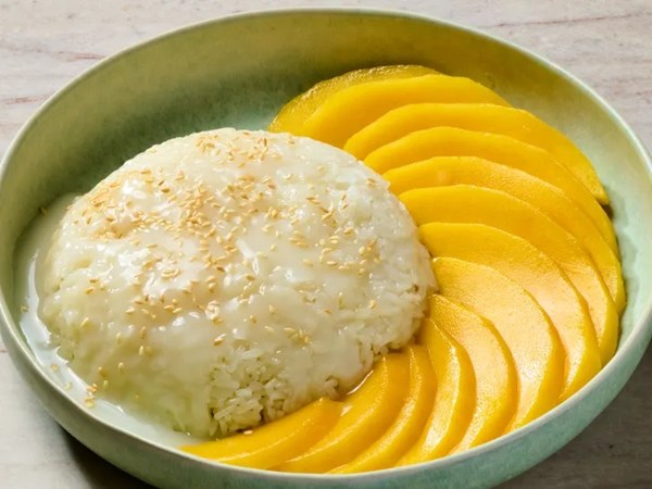 Mango sticky rice (Khao niew mamuang)