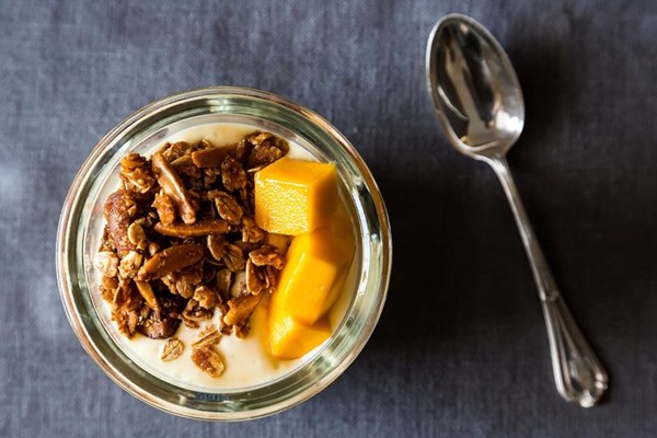 Mango yogurt & granola