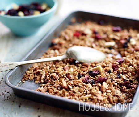 Maple & cinnamon spelt granola