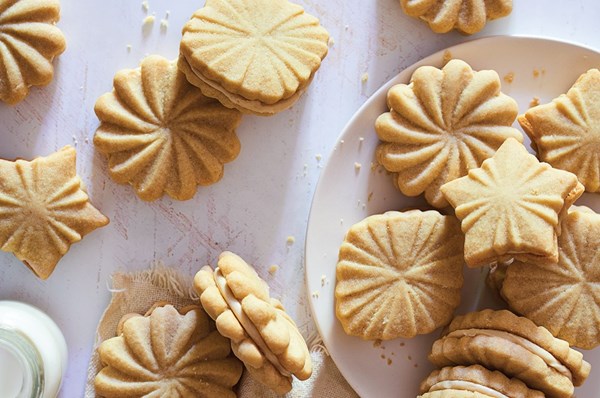 Maple shortbread sandwich cookies