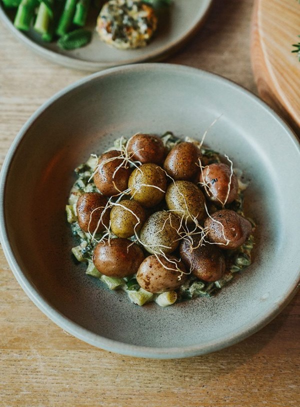 Marble Bennes, baby leeks & mustard crème