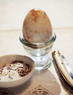 Marble eggs with lavender salt