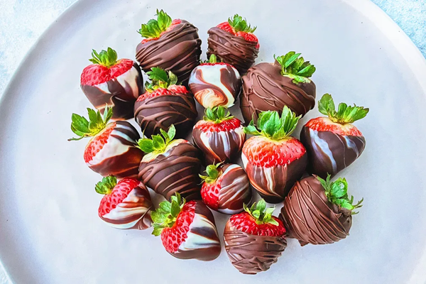 Marbled chocolate-covered strawberries