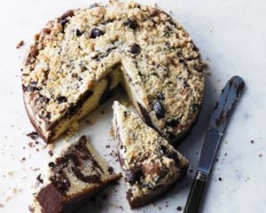 Marbled chocolate crumble cake