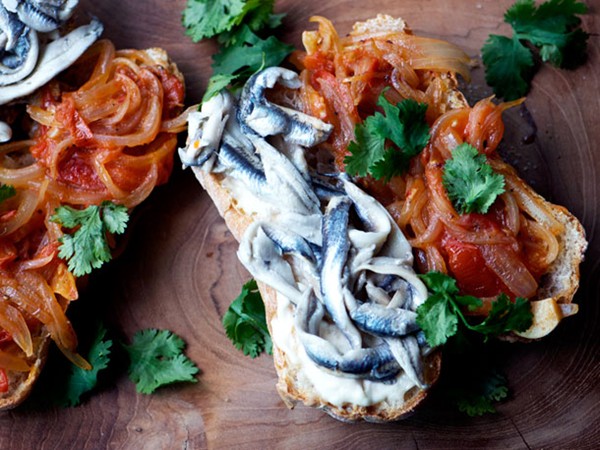 Marinated anchovy sandwiches with tomato-onion sauce