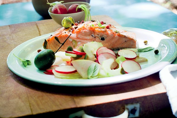 Marinated salmon with pear and cucumber salad (Filetti di salmone marinati e insalata di pere e cetrioli)