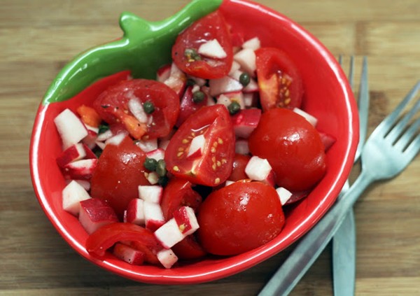 Marinated tomato-radish salad