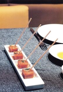 Marinated tuna cubes (Bonito en sashimi marinado)