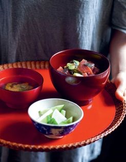 Marinated tuna with avocado and rice (Maguro avocado don)
