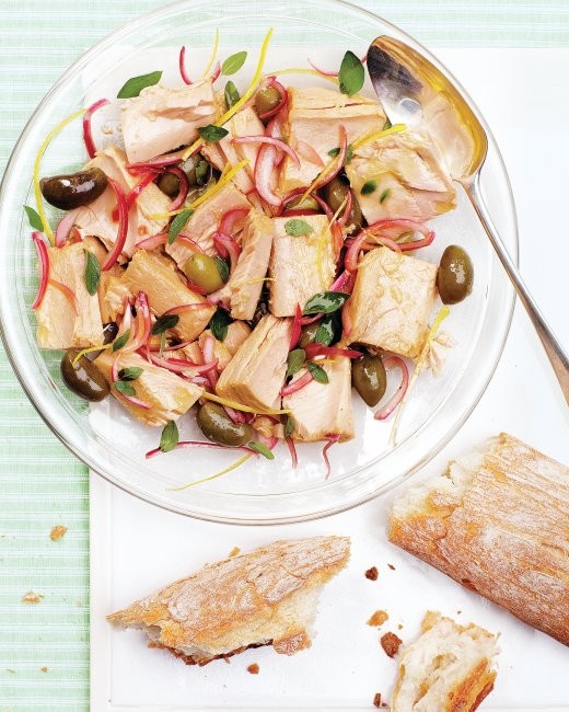 Marinated tuna with baguette