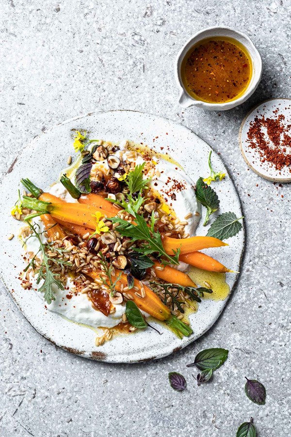 Marinierte Karotten mit Hafer, Labneh und Aprikosensauce