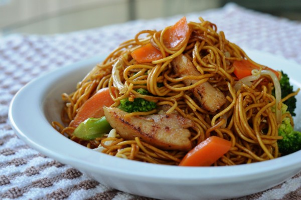 Market chicken fried noodles