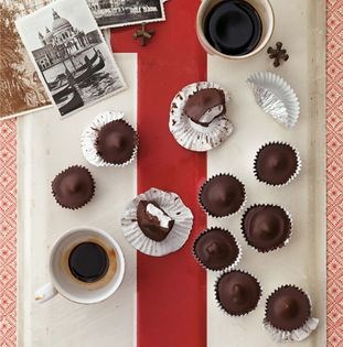 Marshmallow chocolate cups