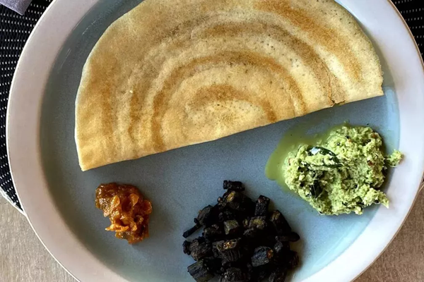 Masala dosa with coconut chutney
