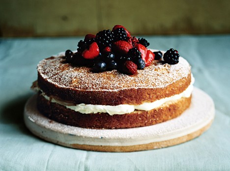 Mascarpone-filled cake with sherried berries