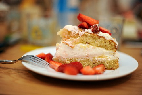 Mascarpone-filled cake with sherried berries