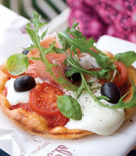 Mascarpone, prosciutto and rocket pizza