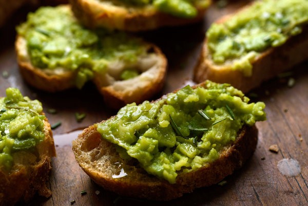 Mashed fava bean toasts