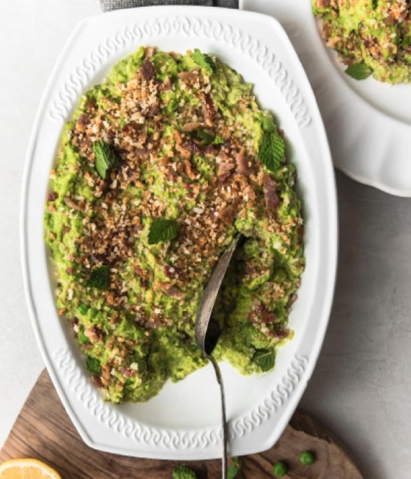 Mashed peas with bacon and breadcrumbs 