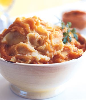 Mashed potatoes and turnips with roasted pear purée
