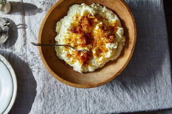 Mashed potatoes with caramelized onions and goat cheese